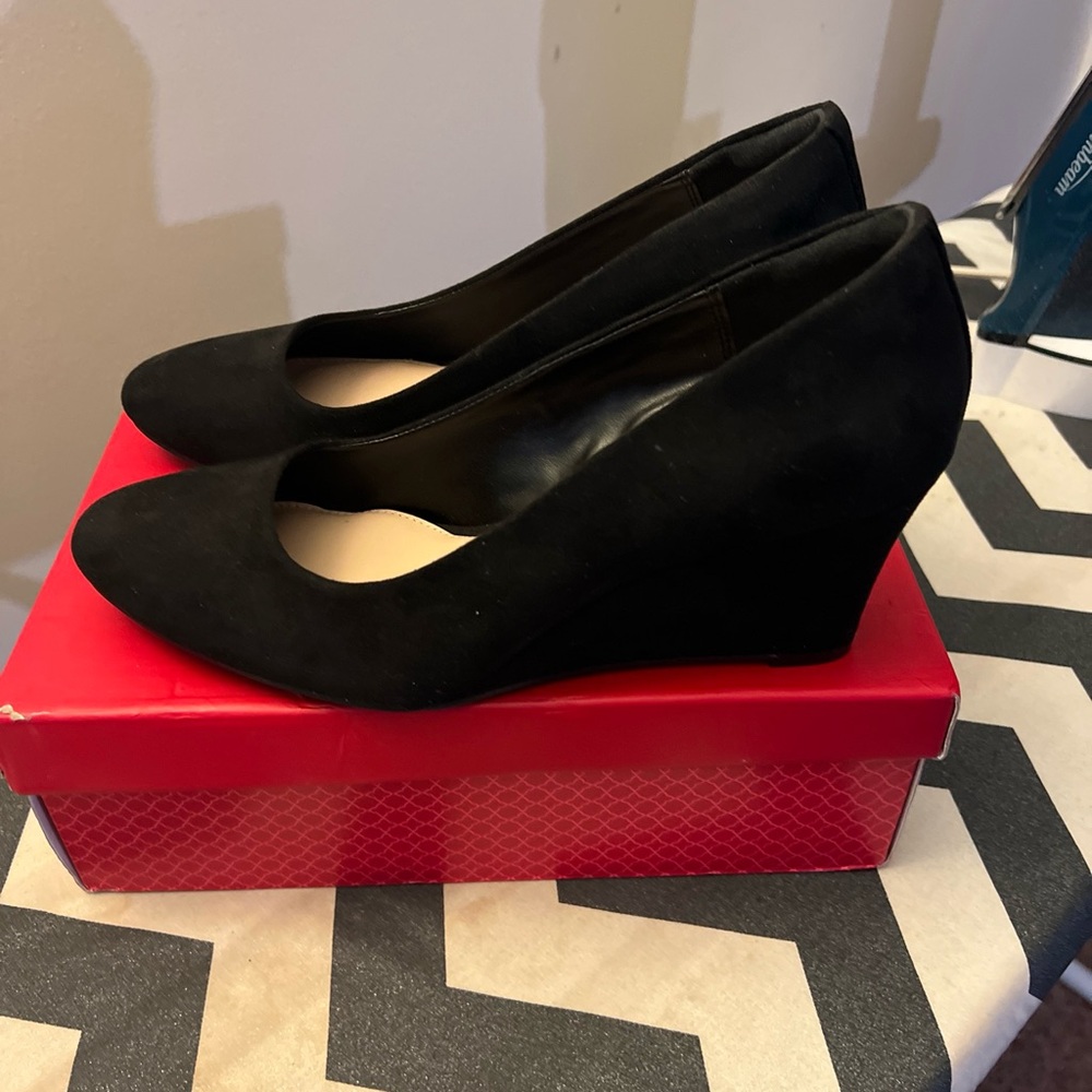 Kelly & Katie women’s wedge pumps Size 9.5